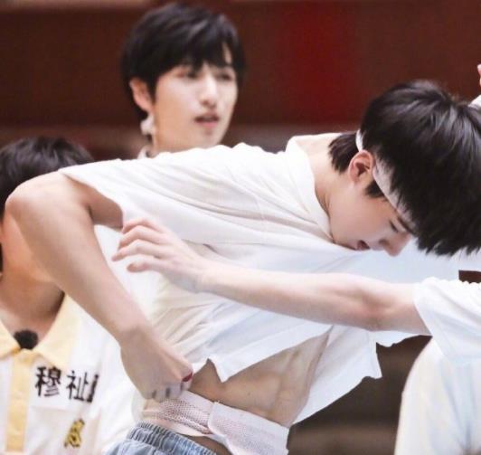 粉丝用张真源女装照网恋,被男友拆穿,称再来一次还会心动_腾讯新闻