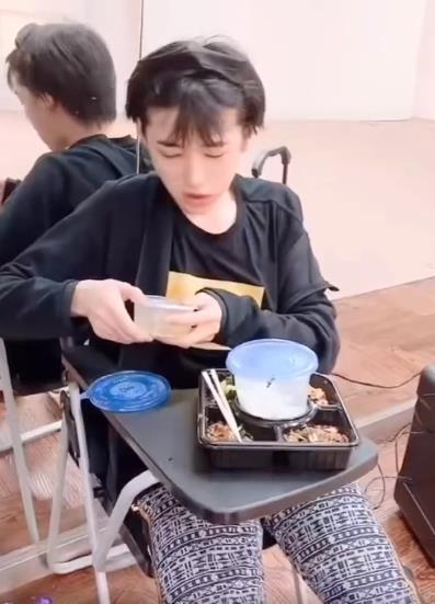 宋亚轩坐宝宝椅吃饭发箍戴上像小孩子对成员的备注很刚