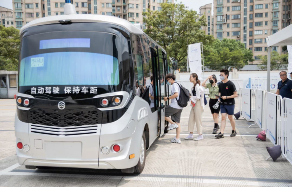 上海无人驾驶公交车图片