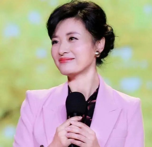 央视名嘴周涛的楷书颜骨赵韵,行书爽利,隶书碑帖互溶