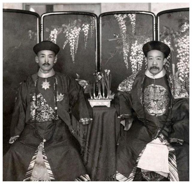 由于他是铁帽子王豪格的后人.所以他也继承了铁帽子王肃亲王的爵位.