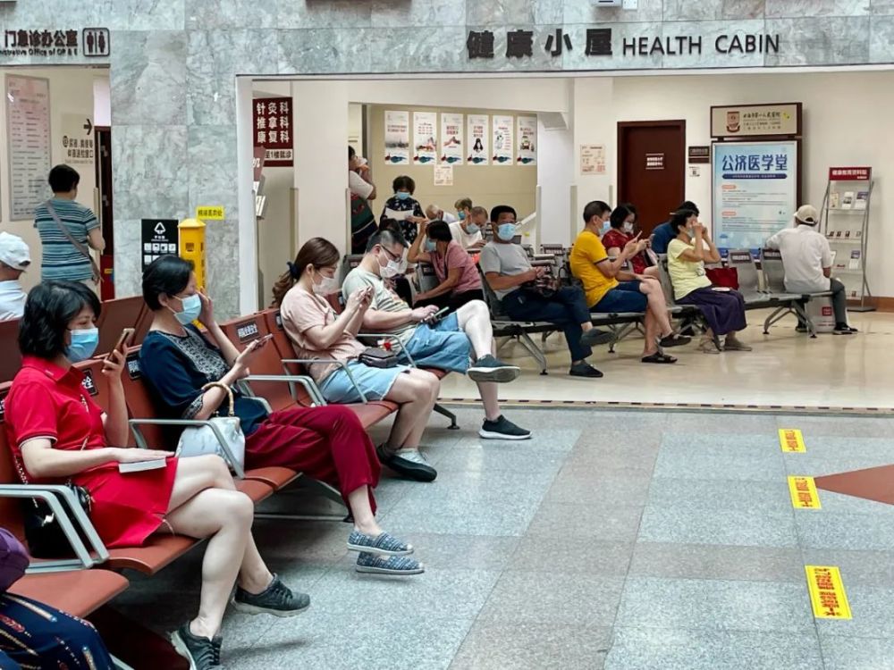 上海市第一人民医院门诊大厅,市民在候诊时,自觉间隔"一座位"的社交
