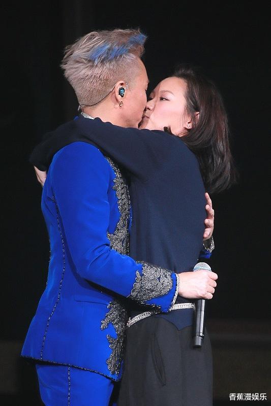 怀里搂着杨千嬅,心里惦记着张柏芝,外面却搭讪杨颖搞暧昧,这就是娱乐