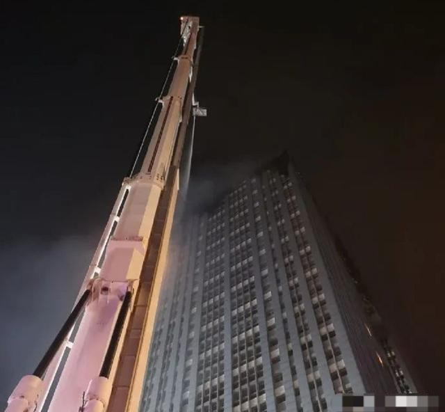 大连一大厦失火,外墙着火后迅速蔓延至楼顶,7小时紧急扑救