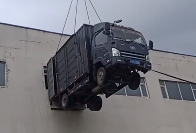 吉林长春:只因上下楼搬货麻烦,男子竟找吊车吊起货车卸货