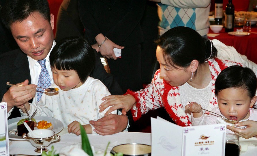 黄光裕归来,杜鹃有机会做回小鸟依人的自己了.