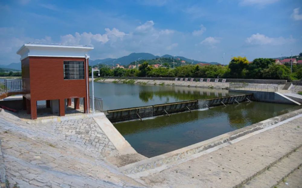 34万㎡,新建了3座滚水坝,1座台阶式叠水坝和1座迷宫堰鱼鳞坝,并对原有