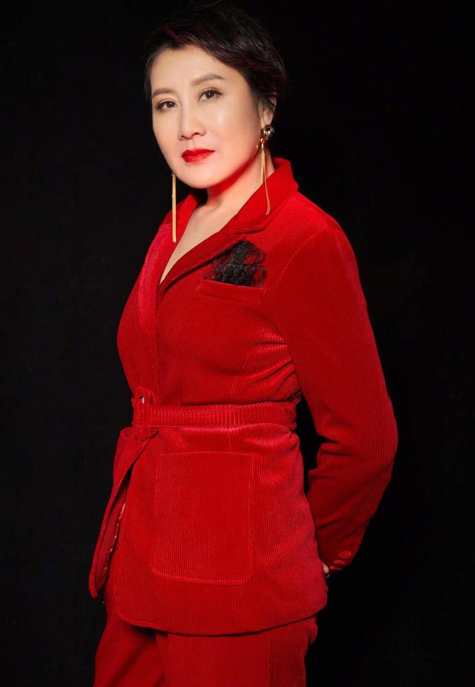 张凯丽真不服老衬衫配白t恤随性舒适穿短裤秀豆腐腿真抢眼