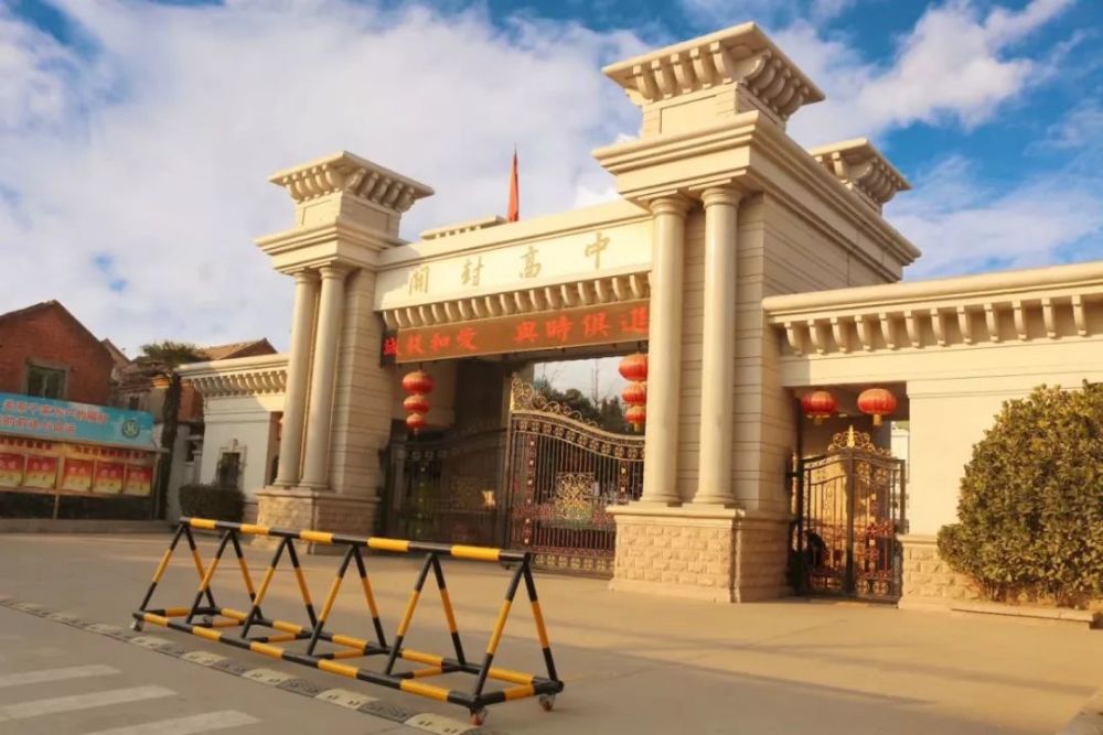 在这些优势的加持下,彭子年在高中时期的成绩一直都稳定在年级前5名