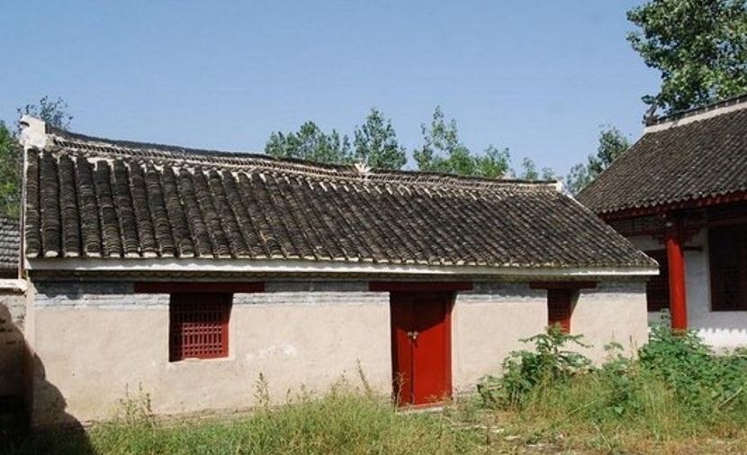 的生活逐渐改善,有了点余钱,开始告别草房,砌建五架梁或七架梁的砖房