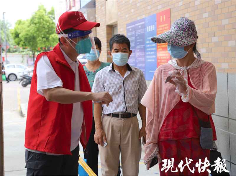 扬州疫线有支特别突击队既当监督员又做战斗员
