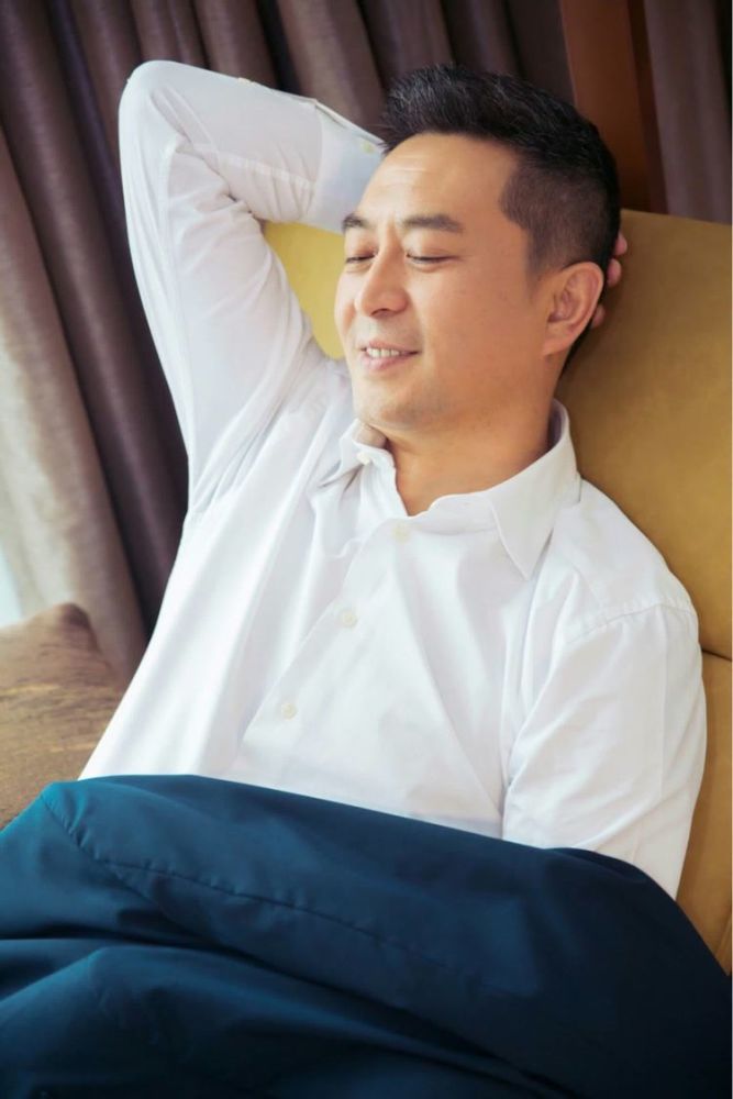 51岁张嘉译疑病情加重头发花白背影佝偻似老头穿人字拖接地气