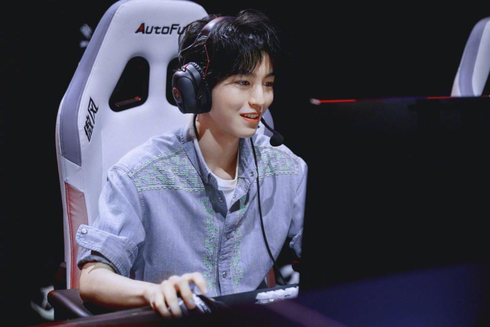 王俊凯新行程官宣电竞男主第二次登场背景图还是刀妹