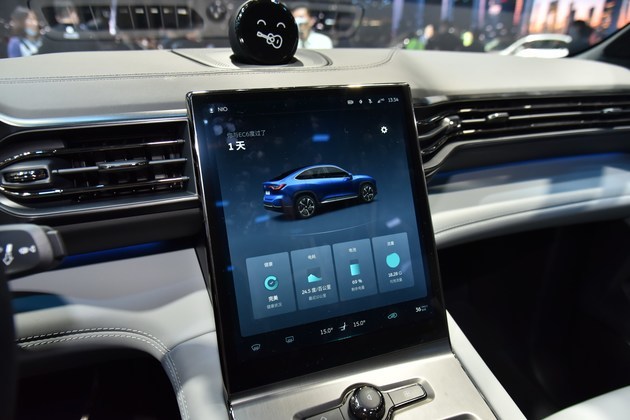 蔚来ec6的内饰同样采用了家族设计,t型的中控台层次分明,前卫的造型