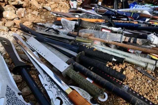 包含旧炮弹82枚,雷管1470发,枪支183支,仿真枪321支,管制刀具1942把