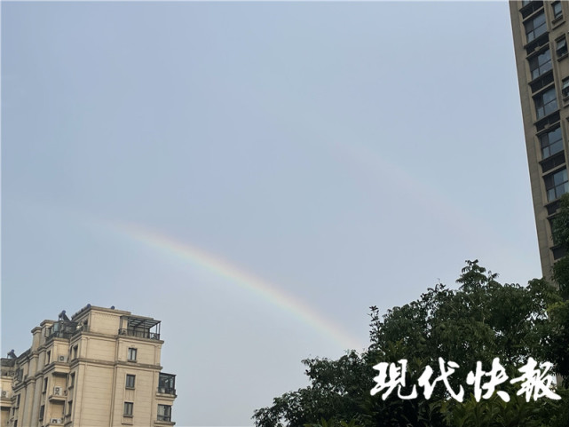 南京雨后天空惊现彩虹,还是双层的!