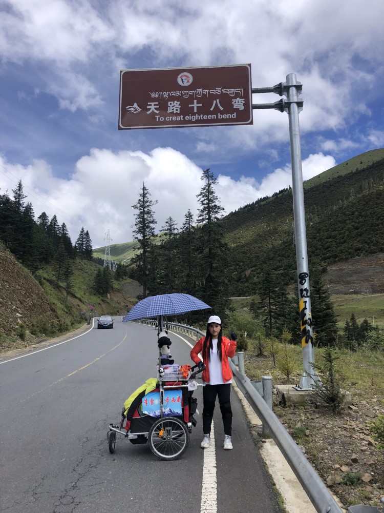 李雪在g318公路徒步西藏直播王涛认为,这就是"假徒步",他们选择徒步