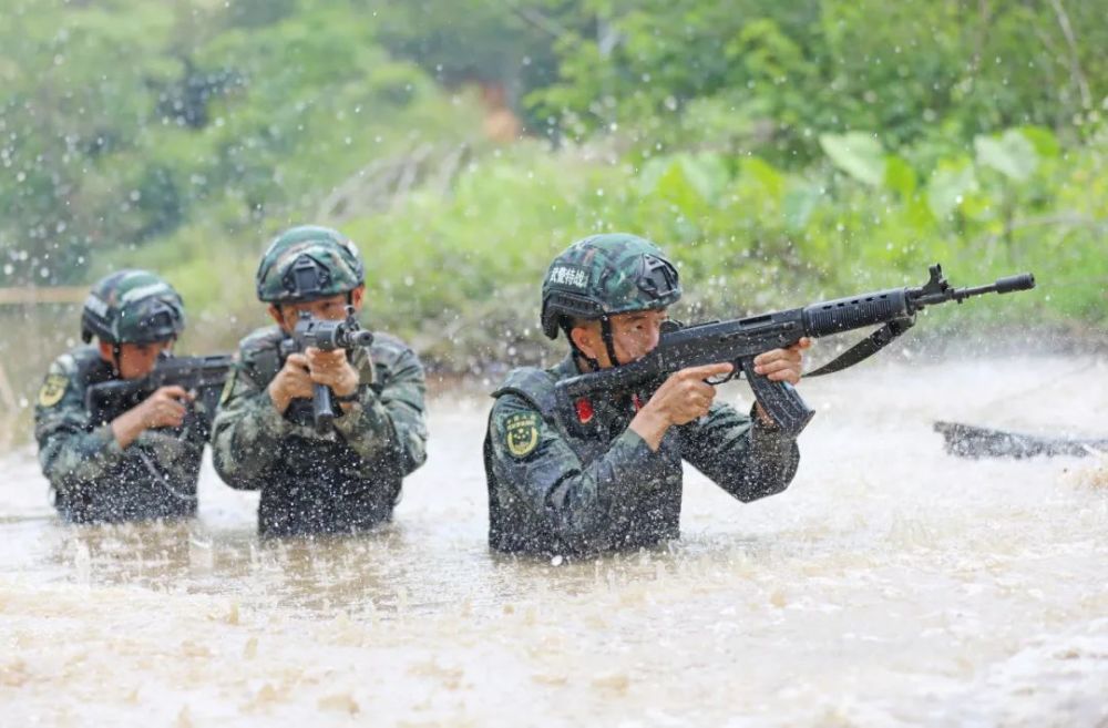 武警广西总队钦州支队高温天演练锤炼特战队员战斗意志