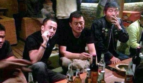 杨坤状态异样引质疑！昔日举动被扒后，还和兄弟堂扯上关系