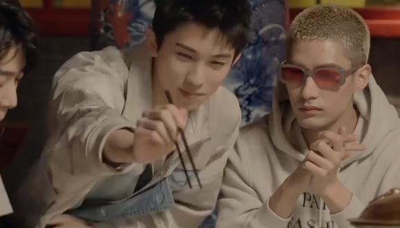 刘宇为增高拼了,谁注意他桌子下面的脚?网友直呼:好心疼力丸