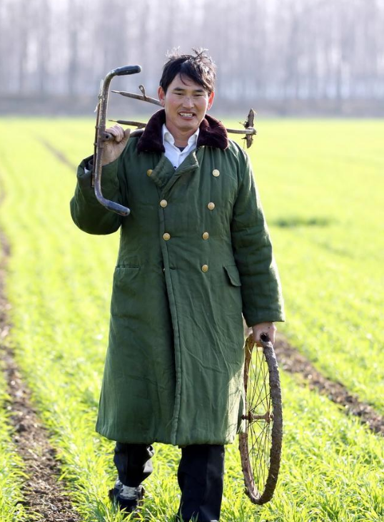 顶风建别墅，院里养孔雀，大衣哥朱之文怎么越来越高调？