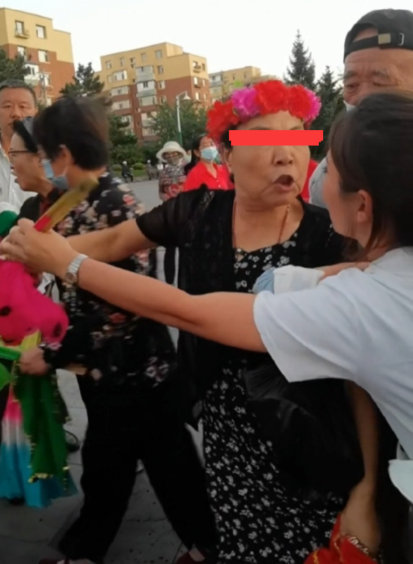 嚣张!因挪动了广场舞音响,长春一大妈殴打孩子家长,拦都拦不住