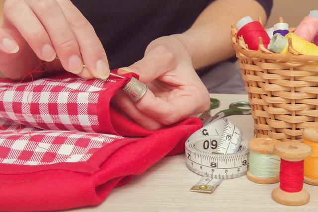 大学生宁波给人缝衣服赚钱,生意好到爆,真大开眼界!