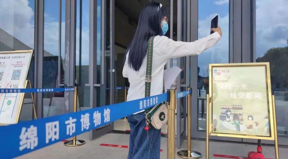 疫情防控不放松 绵阳公共场所亮码扫码通行