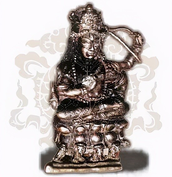 古格银眼这尊佛像头戴化佛宝冠,四臂各执法器,结跏趺坐于兽座莲台,头