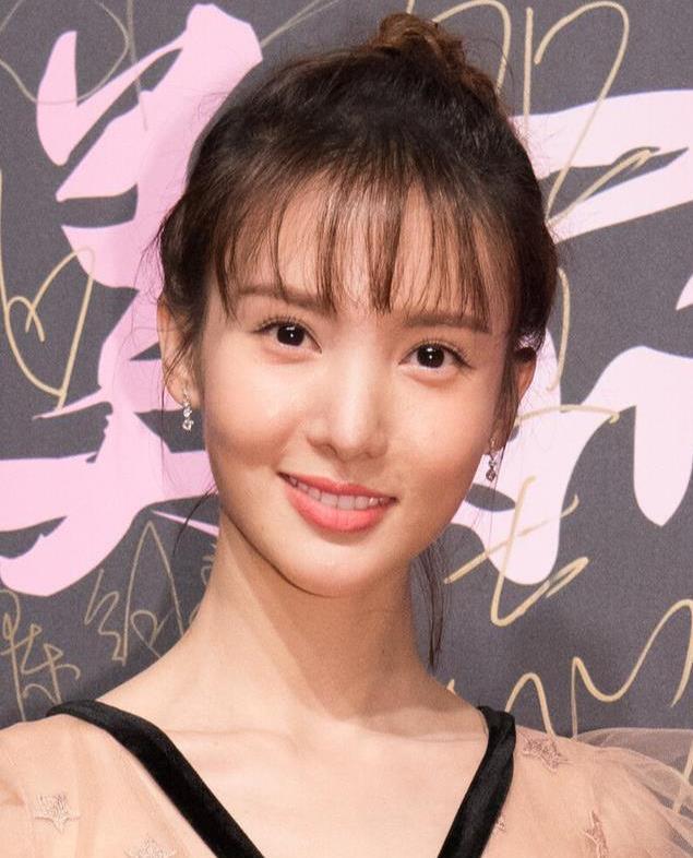 金晨真是个美人胚子,"素颜"走红毯,依然美得让人心动_腾讯新闻