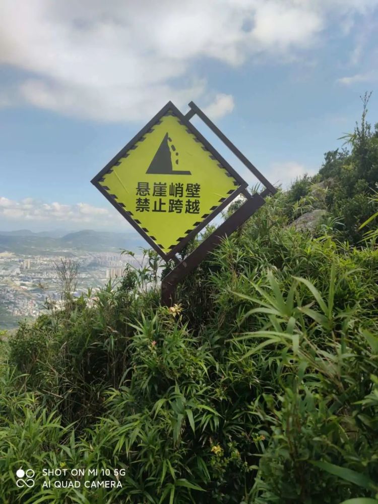 悬崖峭壁边奔跑,警示牌下游泳?游客带着娃在安全边界来回试探