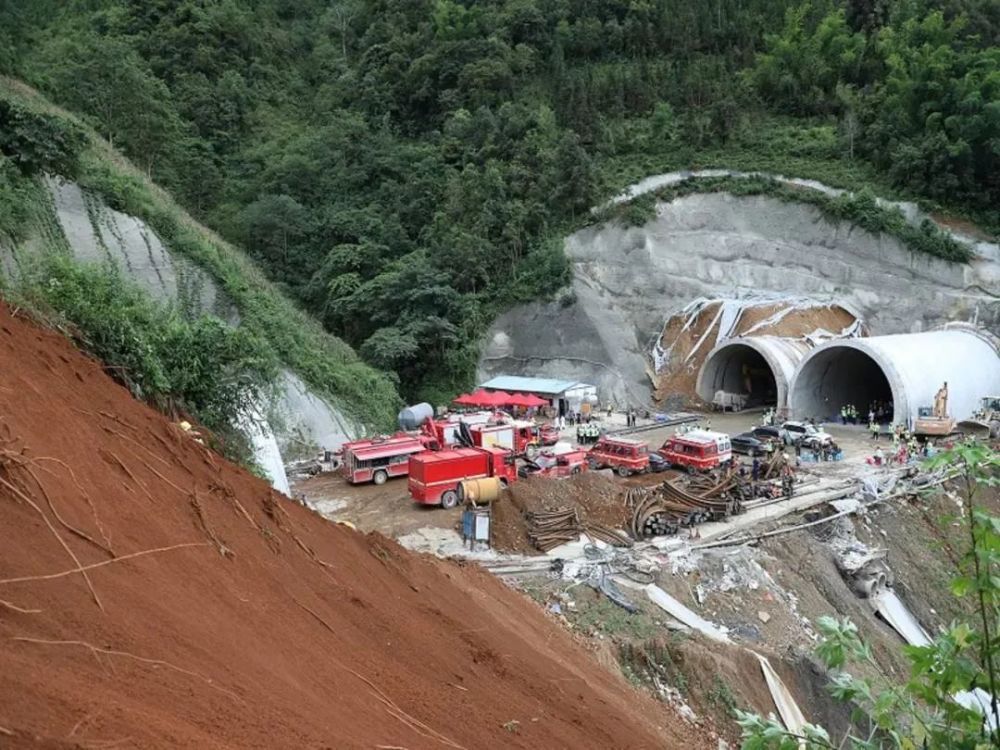 揪心持续暴雨致云南一在建隧道坍塌5名工人被困3天4夜