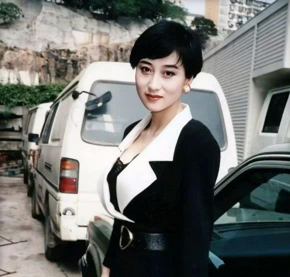 李连杰罕见晒妻子近照,58岁利智身材变形鼻沟纹明显,老到认不出