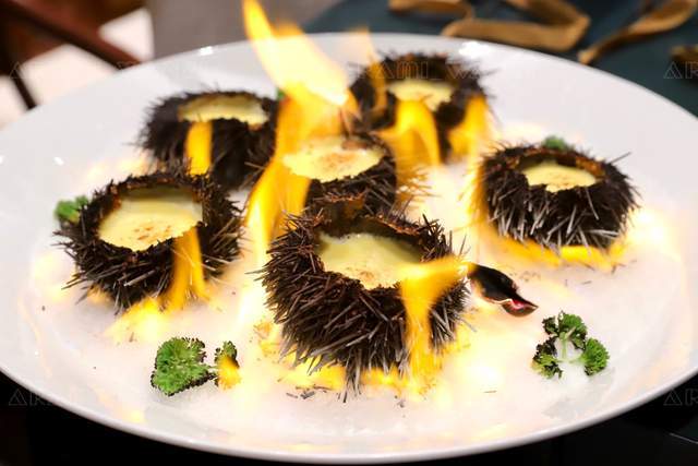 红鲟蒸八宝饭,一道很闽南特色的菜品兼主食,膏黄肉鲜,光看着就令人