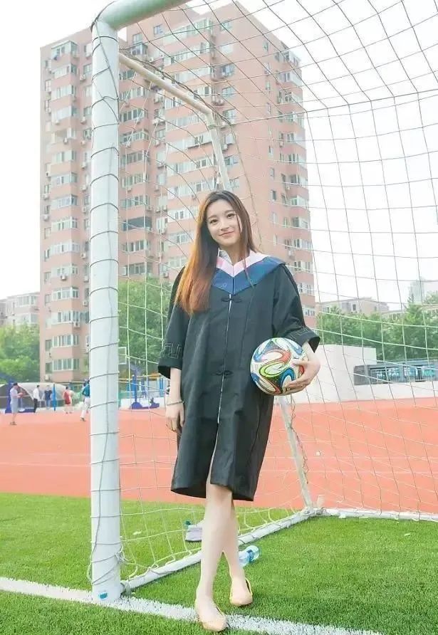 2014年的时候,马凡舒主持了《天下足球》,于是大家经常能在央视体育