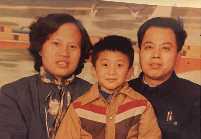 孙俪婆婆久违现身,卡其色风衣提手包富态十足,大姑姐也优雅美丽_腾讯