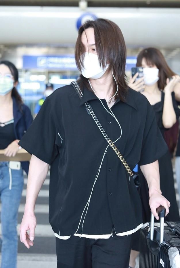尹正"长发飘飘"看着太文艺,黑色休闲装简单随性,沉稳帅气