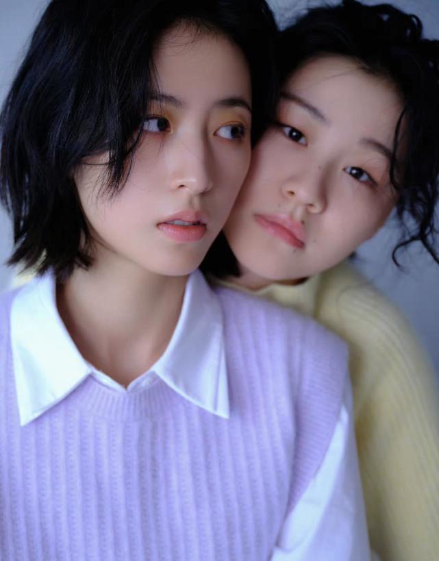 周雨彤,金靖演绎闺蜜时尚大片,二人身着彩色柔软羊绒毛衣,画面温馨