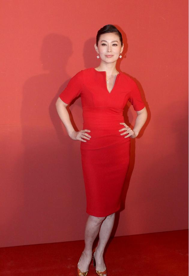 潘金莲王思懿老了也赚眼球穿红裙巧在领口开个豁魅力不减