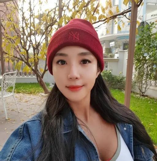 健美女王李艺琳拥有魔鬼身材天使的面孔完美身材充满力量美