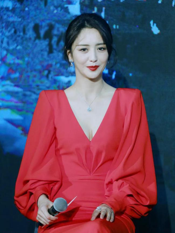 又被佟丽娅惊艳到了,一袭红色连衣裙成熟精致,优雅温柔又有气场