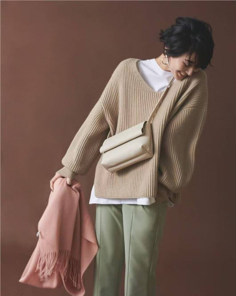 米色针织衫 绿色西装裤 粉色围巾:粉色与绿色的搭配,清浅干净,不同