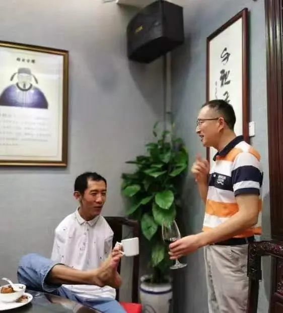 彭超6岁失去双臂用脚写字考上同济大学研究生下个目标是考博