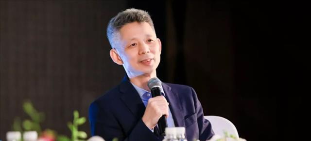 了央视的一名主持人;严嘉和季翔则选择不放弃曾经辩论的经历和技巧