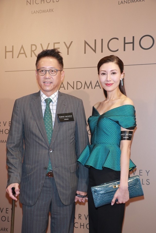 70年的李嘉欣与大8岁的老公同框,两人牵手十分恩爱,真让人羡慕