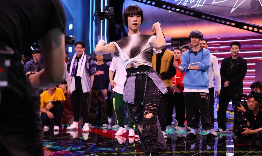 来自成都的街舞大神肖杰和nelson是老朋友了 ,"每次都是我拿locking