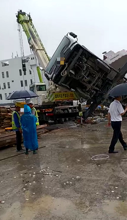 极光绿25砸到雷萨25吊车,相互为难!