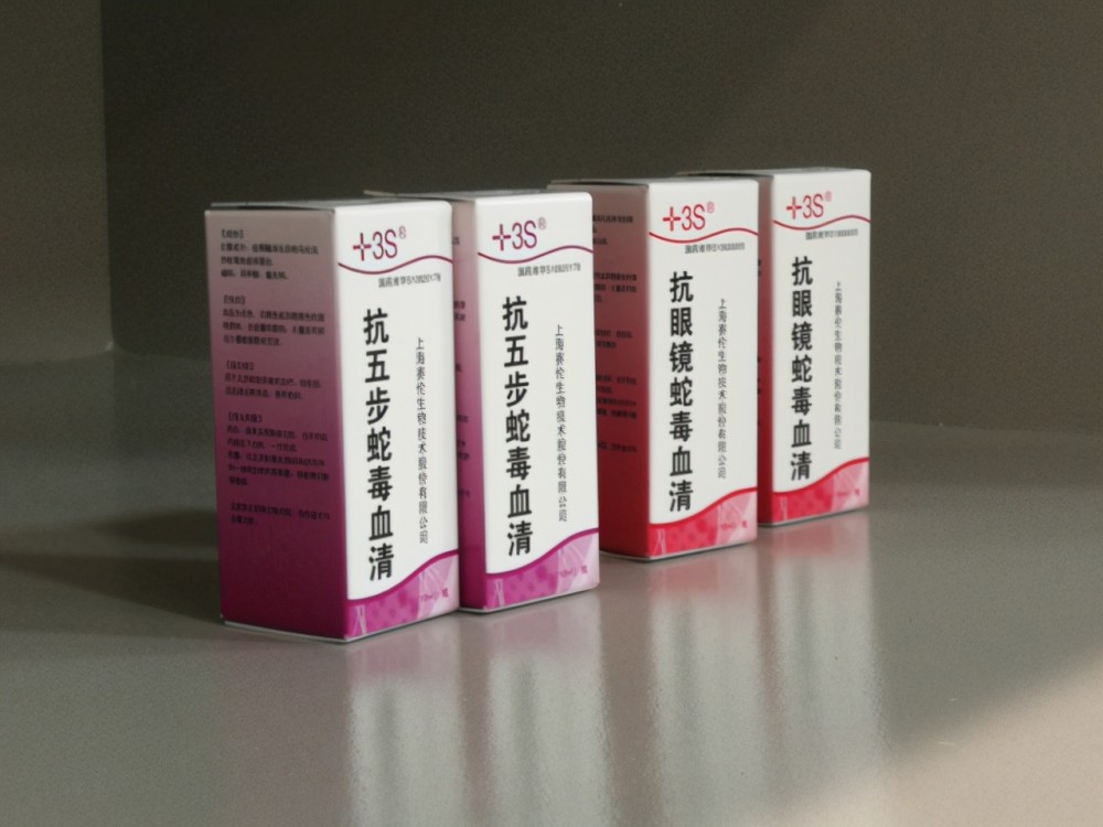 好危险广西一男子楼下抽烟被竹叶青咬伤毒性是五步蛇的20倍