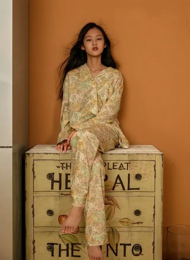 新《天龙八部》"天山童姥"扮演者张婉儿,三岁开始出道演戏,素颜被称是