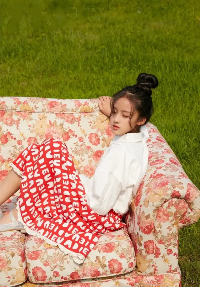 新《天龙八部》"天山童姥"扮演者张婉儿,三岁开始出道演戏,素颜被称是